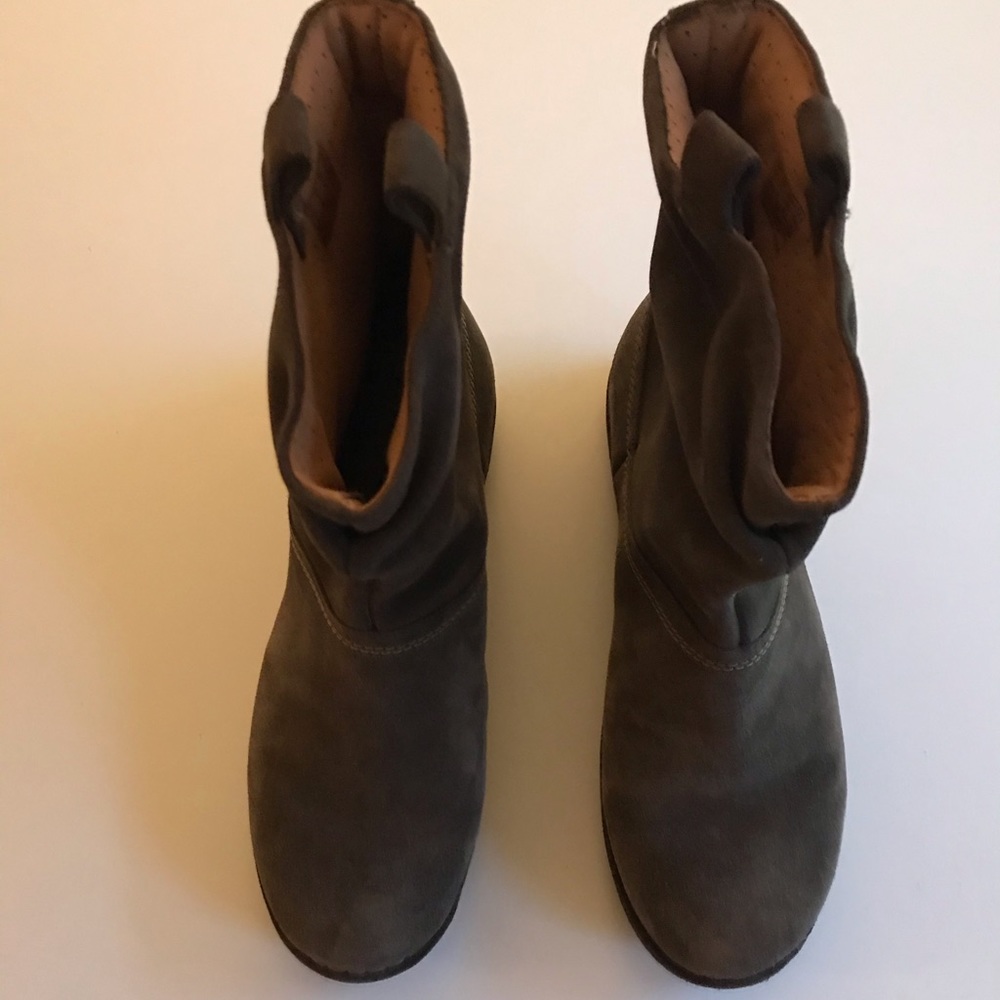 Like New Clarks Unstructured Suede Leather Boots - Picture 4 of 11